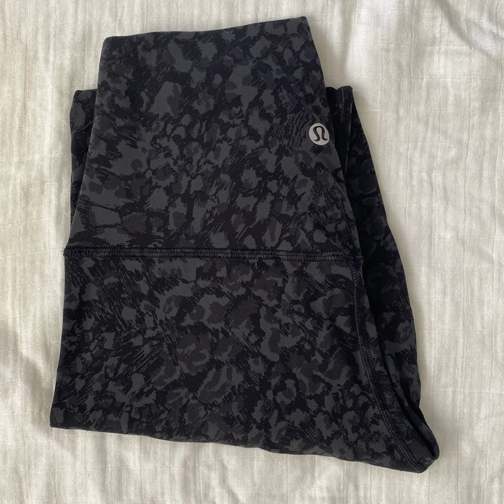 Lululemon Align High-arise Pant/Legging 25” in Wild Thing Camo Deep Coal Multi